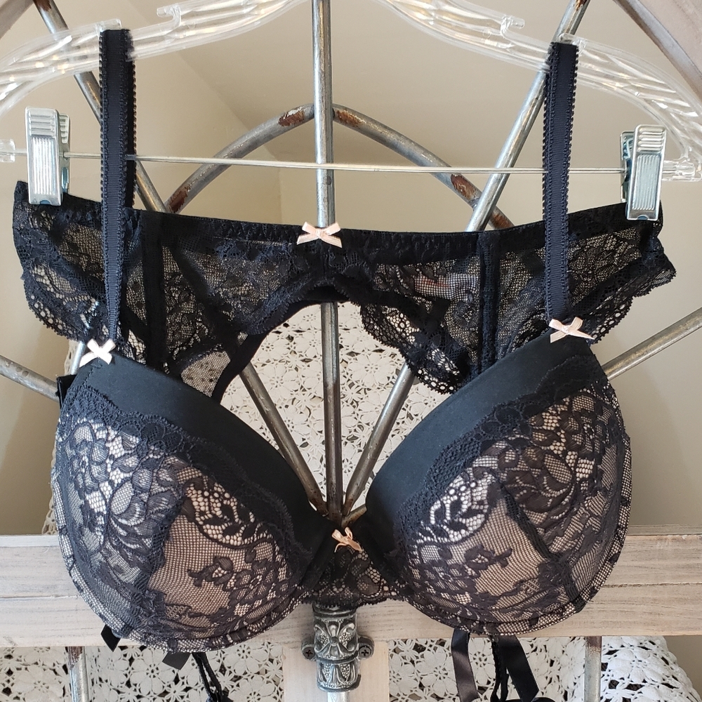 Gilligan & O'Malley Bra & Garter Set